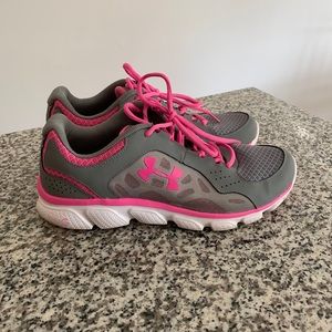 Women’s 9.5 Under Armour Shoes